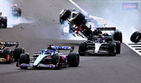 Гран-прі Великобританії Формули-1 у Сільверстоуні було зупинено одразу після старту