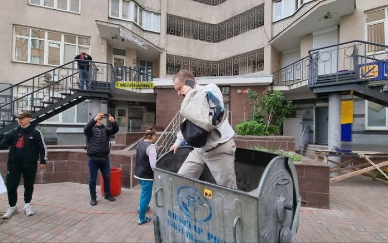 Екс-нардепа Верховної Ради Тараса Чорновола кинули у сміттєвий бак