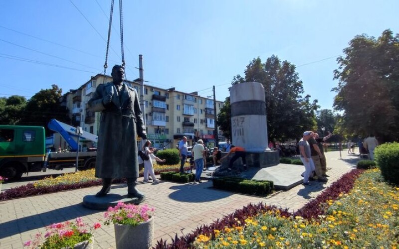 У Полтаві демонтували пам&#8217;ятник радянському генералові Зигіну