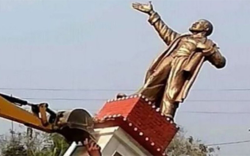 Один из последних памятников Ленину в Украине снесли в Харьковской области