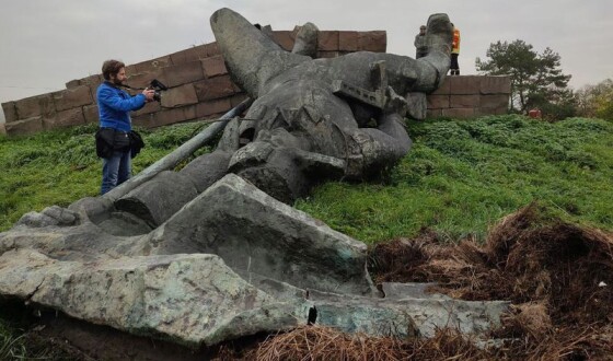 В Ужгороді демонтували монумент радянським воїнам