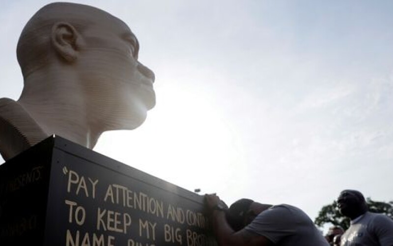 У США відкрили пам&#8217;ятник Джорджу Флойду, який загинув від дій поліцейських