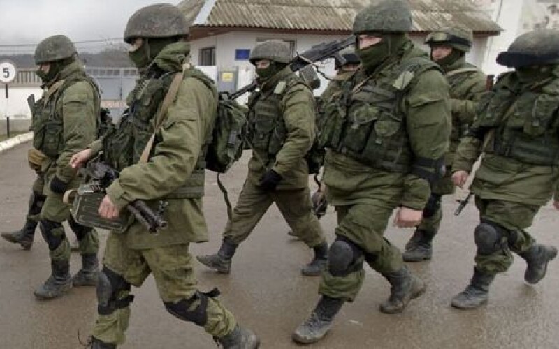 Російська армія продовжує стягувати на український кордон свої війська