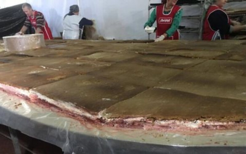 В Украине испекли рекордный торт