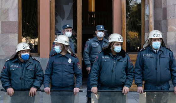 Поліція оточила будівлю уряду Вірменії через протестувальників