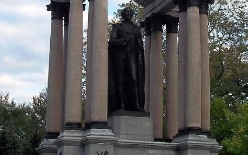 Пам&#8217;ятник першому прем&#8217;єру Канади знесли в Монреалі