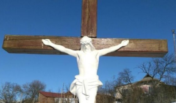 На Черкащині затримано двох громадян США за пошкодження розп’яття Ісуса Хреста