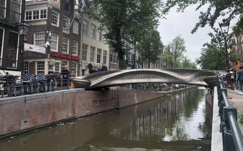 В Амстердамі відкрили перший стальний міст, надрукований на 3D-принтері