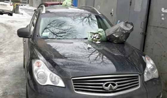 В Киеве героя парковки наградили мешком мусора. Фотофакт
