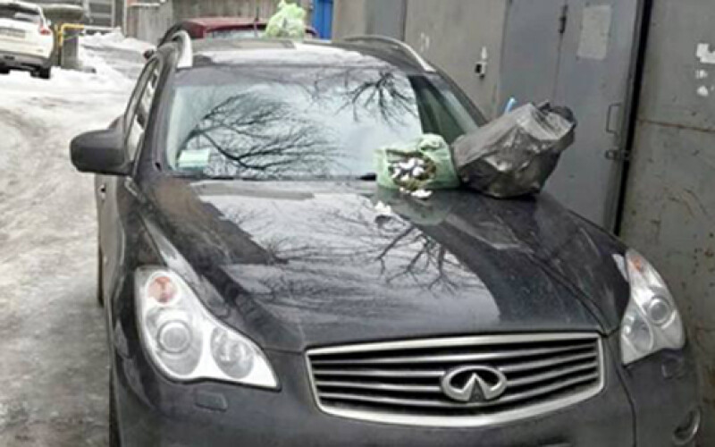 В Киеве героя парковки наградили мешком мусора. Фотофакт
