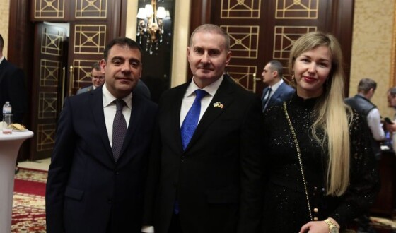 Скрипковський подарував портрет Гейдара Алієва Посольству Азербайджану в Україні
