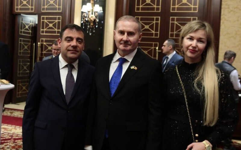 Скрипковський подарував портрет Гейдара Алієва Посольству Азербайджану в Україні