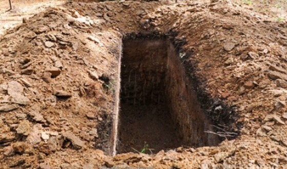 У Маріуполі могили для померлих викопують просто на вулиці біля житлових будинків