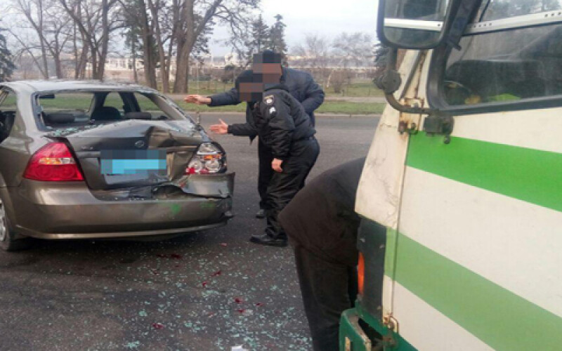 ДТП в Запорожье: автобус столкнулся с легковушкой