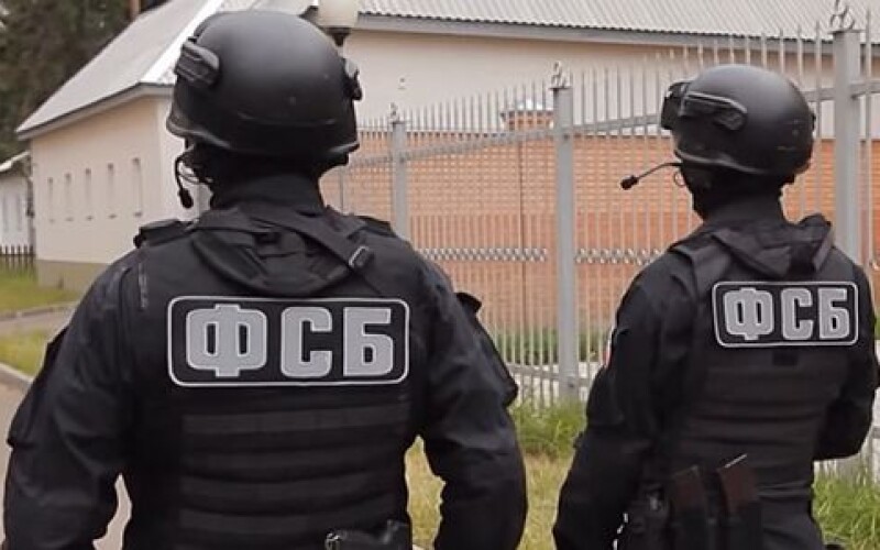 ФСБ затримала підозрюваного у підпалах військкоматів в РФ