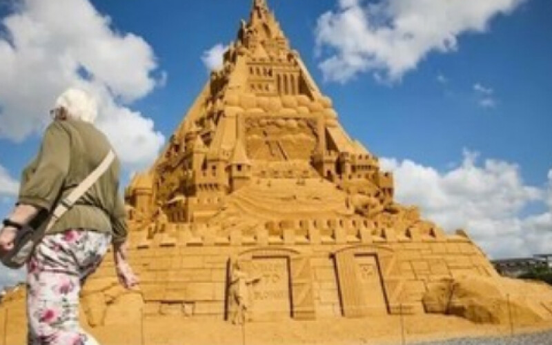 Побудований найбільший в світі замок з піску