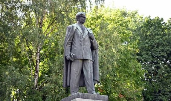 У центрі Вільнюса знесли пам&#8217;ятник радянському поетові П&#8217;ятрасові Цвірку