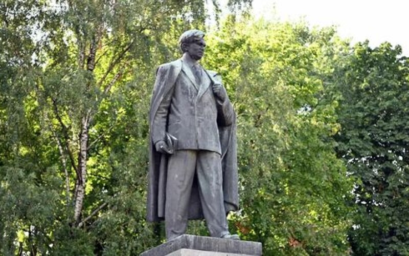 У центрі Вільнюса знесли пам&#8217;ятник радянському поетові П&#8217;ятрасові Цвірку