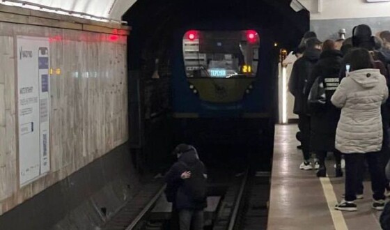 У Києві дівчина стрибнула на рейки у метро