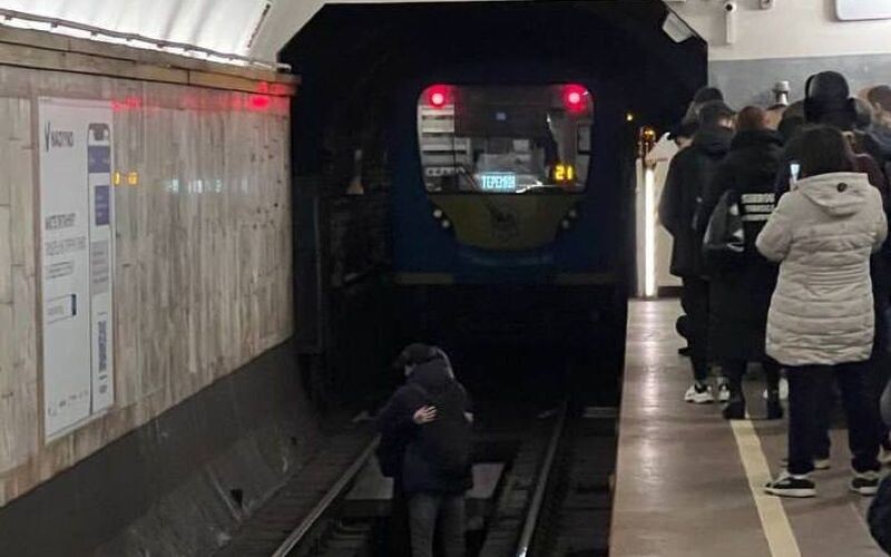 У Києві дівчина стрибнула на рейки у метро