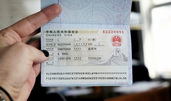 Китай відновлює видачу всіх типів віз іноземцям