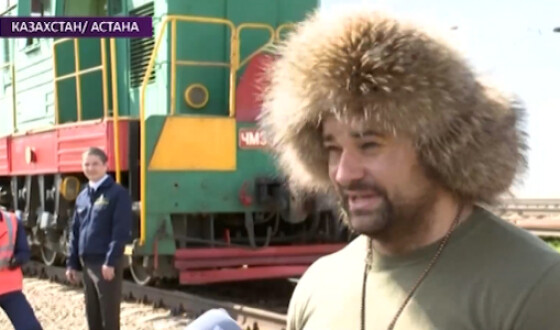 Казахстанский силач протащил тепловоз с вагоном