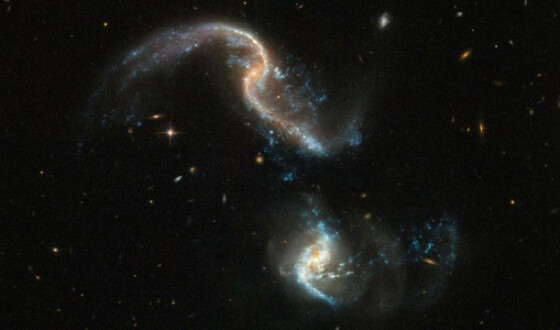 Hubble запечатлел процесс вхождения двух галактик друг в друга