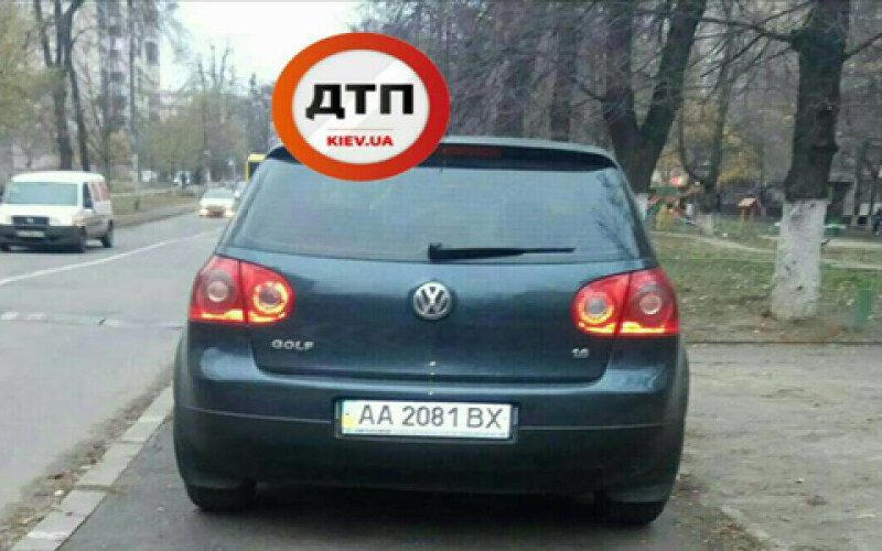 В Киеве водитель Volkswagen избил прохожего за замечание