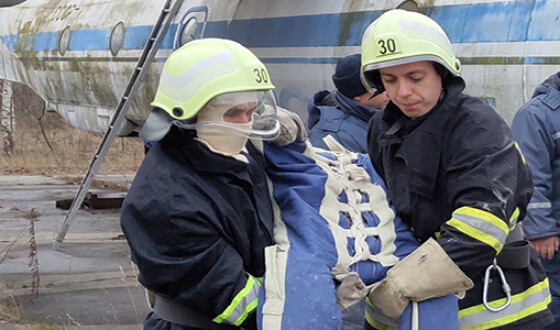 На Київщині рятувальники загасили «палаючий» літак. Фото
