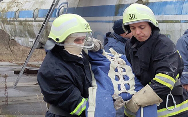 На Київщині рятувальники загасили «палаючий» літак. Фото