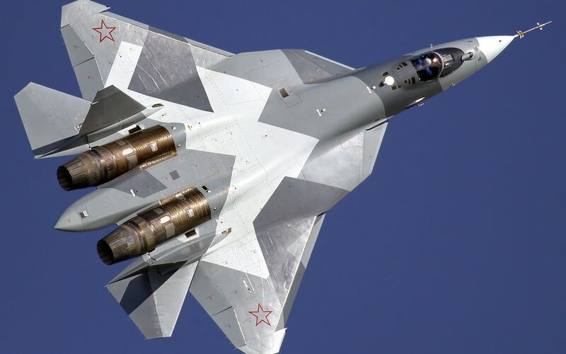 Російські винищувачі Су-57 матимуть змогу запускати в повітрі десятки міні-безпілотників