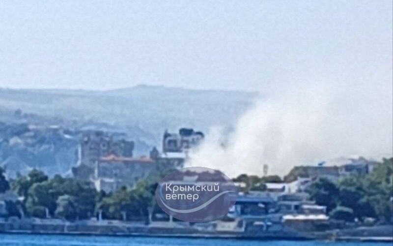 У Севастополі пролунав вибух: севастопольську бухту огорнув дим