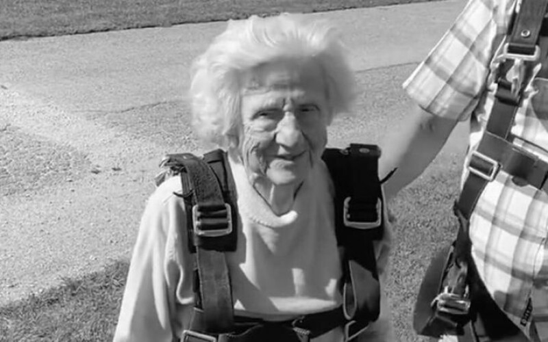 У США померла 104-річна жінка, яка стрибнула з парашутом