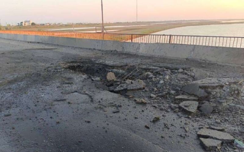 Росіяни повідомляють про черговий удар по Чонгарському мосту