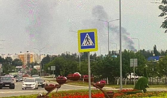 В Єлабузі після атаки дронів здіймається дим: ймовірно, влучили по заводу «шахедів»