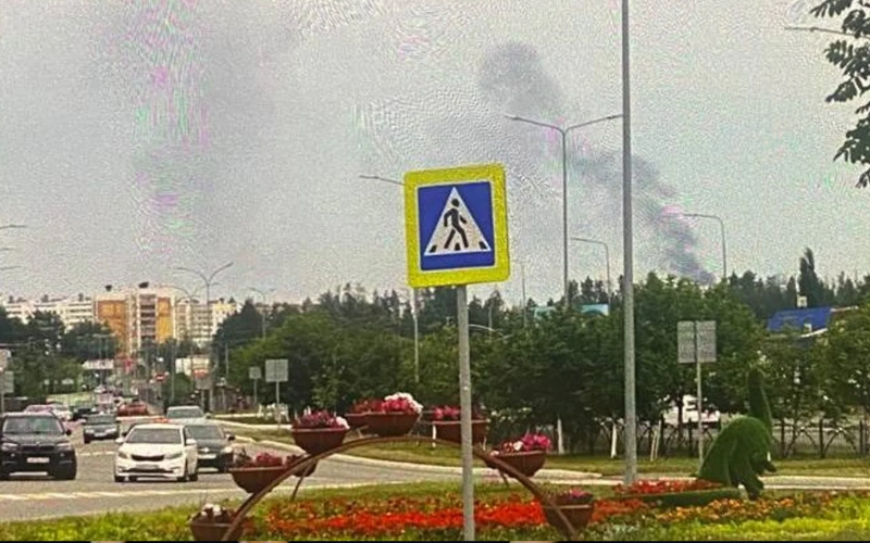 В Єлабузі після атаки дронів здіймається дим: ймовірно, влучили по заводу «шахедів»