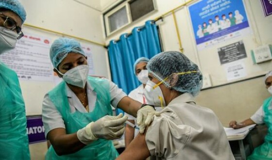 Індія починає вакцинацію 1,3 мільярда людей