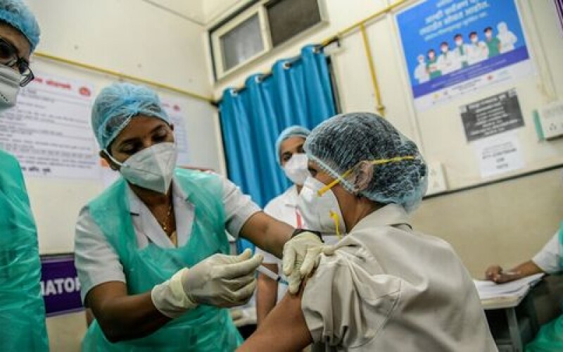 Індія починає вакцинацію 1,3 мільярда людей