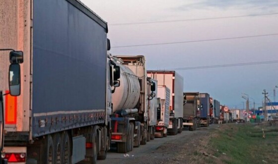 Дальнобійники влаштували акцію протесту на трасі Київ-Одеса через закон про мобілізацію