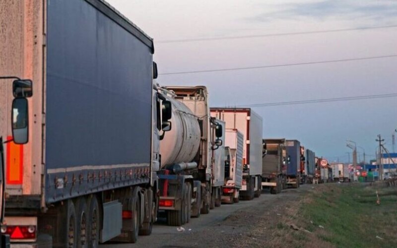 Дальнобійники влаштували акцію протесту на трасі Київ-Одеса через закон про мобілізацію