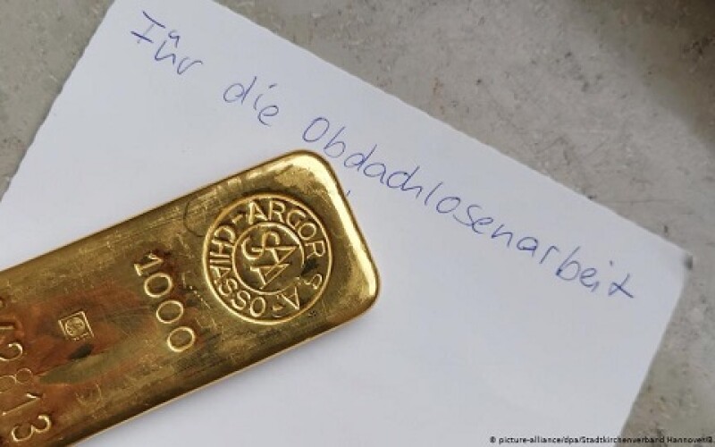 У Німеччині жінка подарувала півкіло золота для допомоги бездомним
