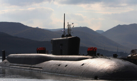 Біля британського авіаносця в Середземному морі помітили російський підводний човен