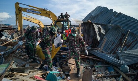 В Индонезии 150 тыс. человек могут быть погребены под завалами