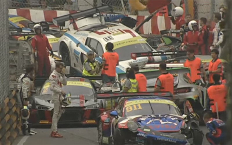 Гонка спорткаров в Макао закончилась столкновением 16 машин. Видео