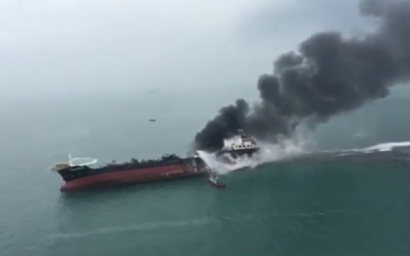 Біля берегів Саудівської Аравії вибухнув танкер