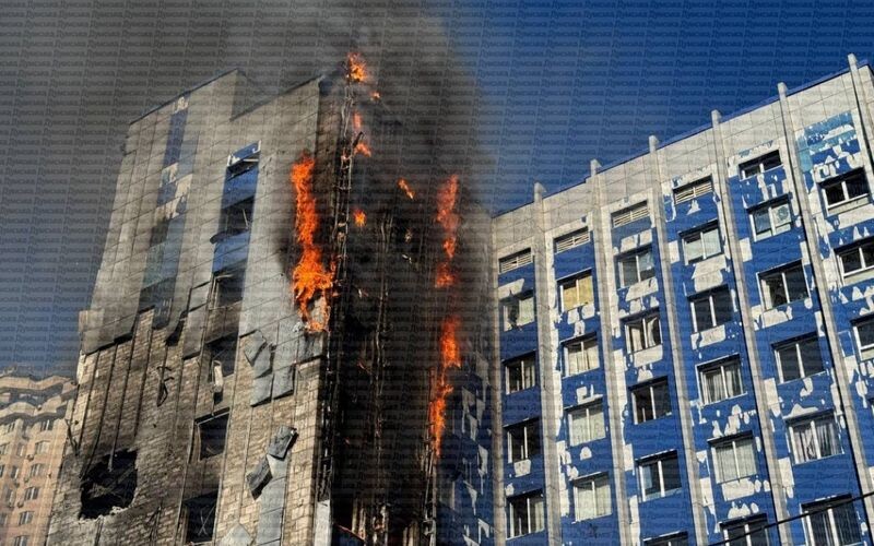 У центрі Одеси після удару РФ загорілася адміністративна будівля