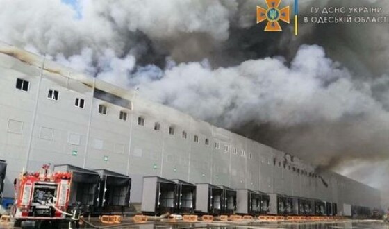 Під Одесою масштабна пожежа на складах