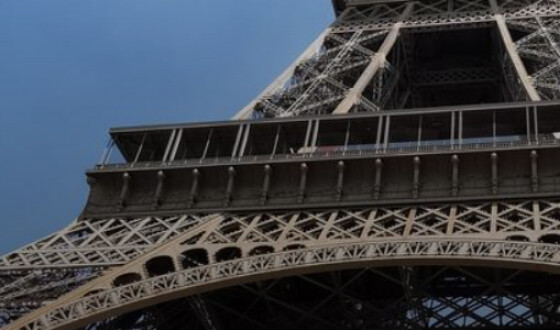 В Париже возобновила работу Эйфелева башня