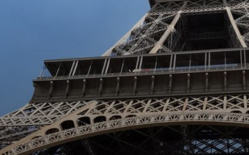 Эйфелеву башню в Париже откроют 25 июня