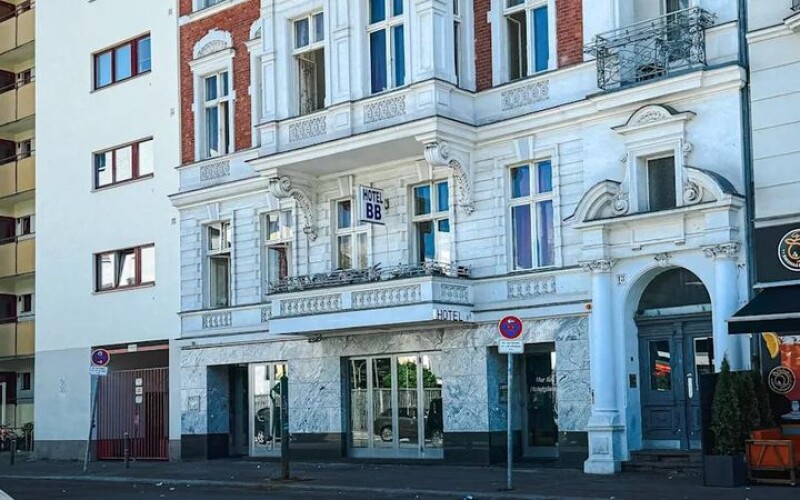 Власниця берлінського готелю, в якому влада розміщувала біженців та безпритульних, заробила мільйони євро